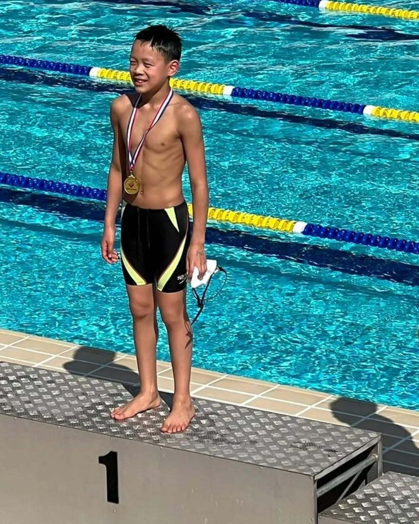 Evan在游泳比賽上戰績彪炳。