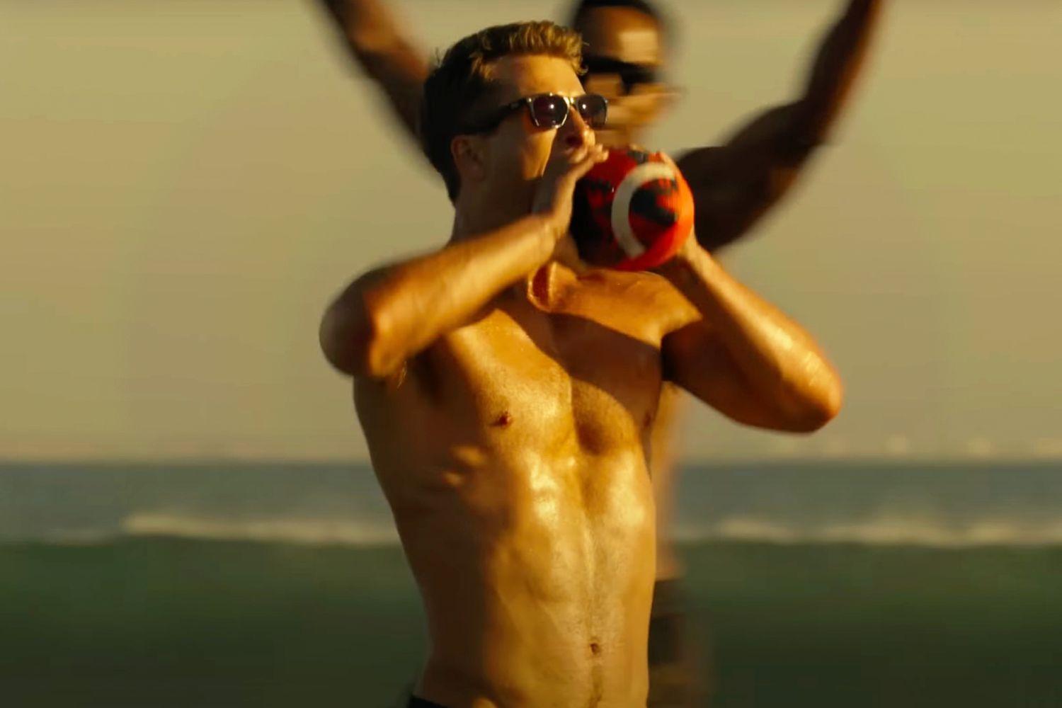 格倫鮑威爾在《壯志2》一幕戰機機師赤裸上身在沙灘玩美式足球,睇到女觀眾尖叫。