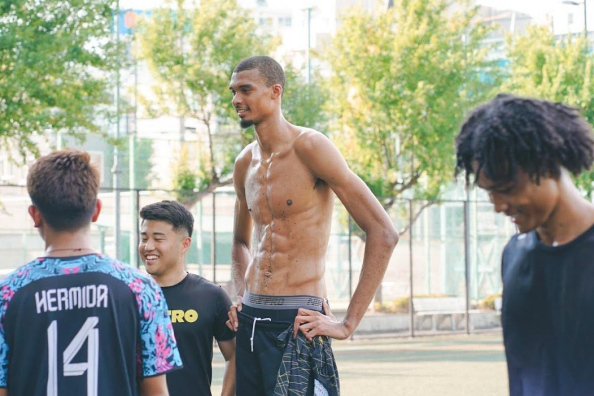 雲班耶馬在東京與一班青年踢波。(網上圖片)