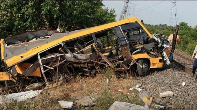 校車被火車撞至變形,2名學生死亡。(網上圖片)