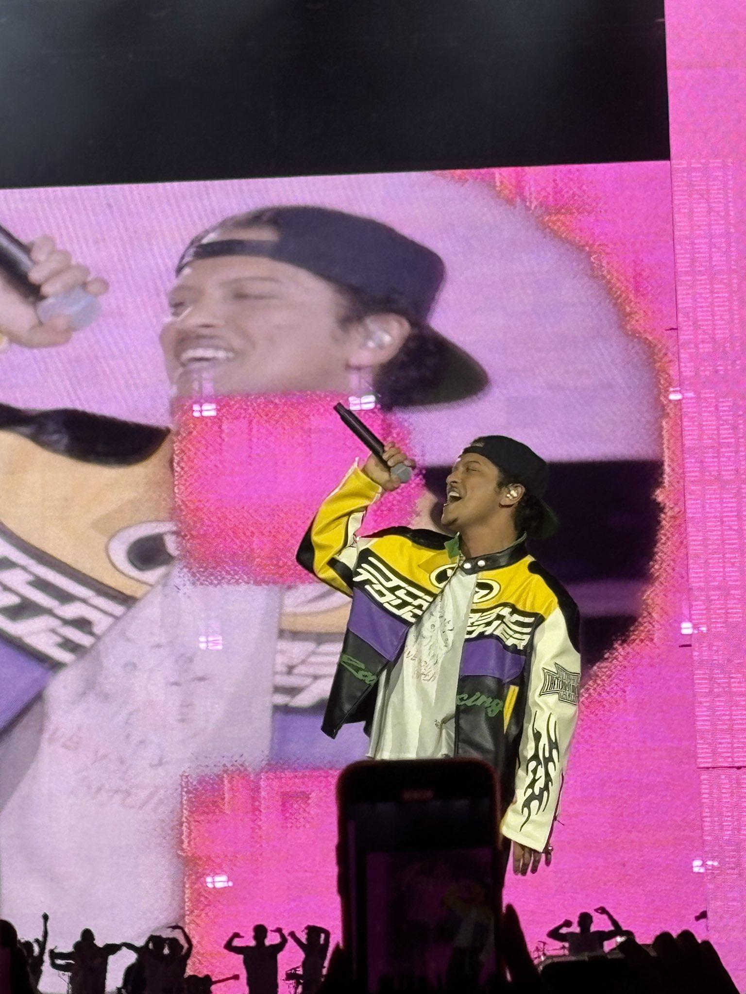 Bruno Mars驚喜現身,與Rose合唱大熱歌曲曲《APT.》,全場歌迷反應熱烈。