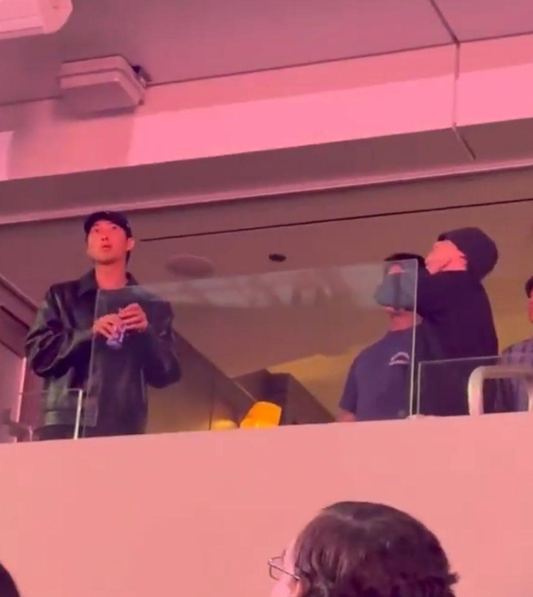 BTS的RM、SUGA特別飛到LA撐BLACKPINK場。