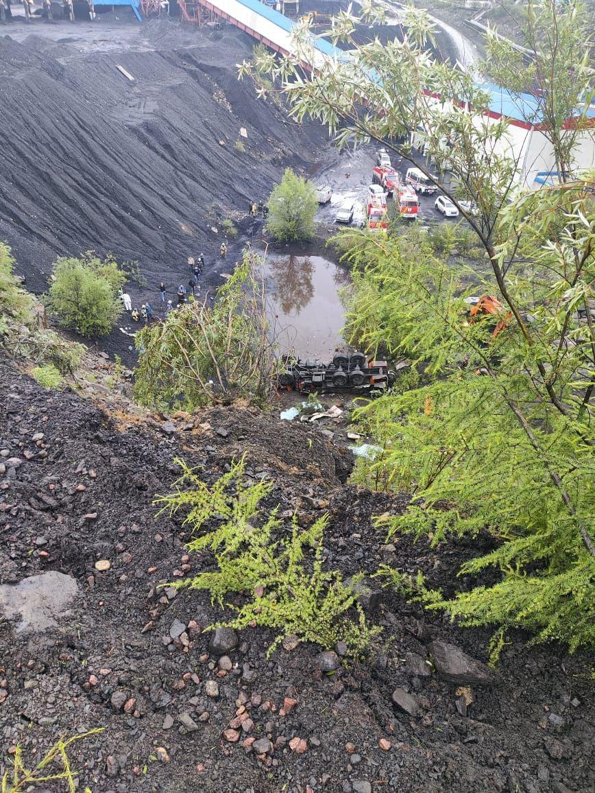 俄羅斯交通意外,巴士跌落懸崖。(X@ShanghaiEye)