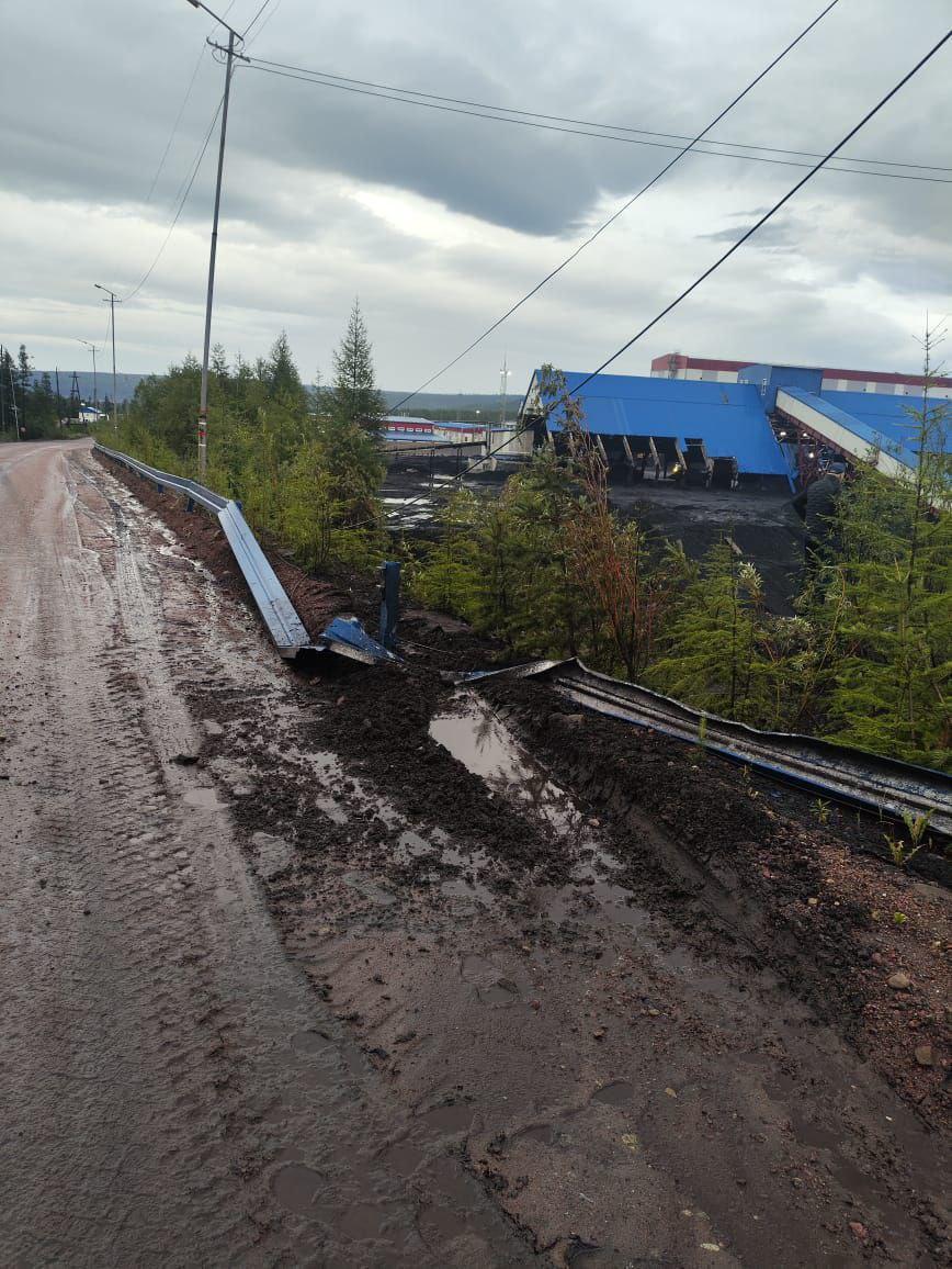 俄羅斯交通意外,巴士撞爛圍欄跌落懸崖。