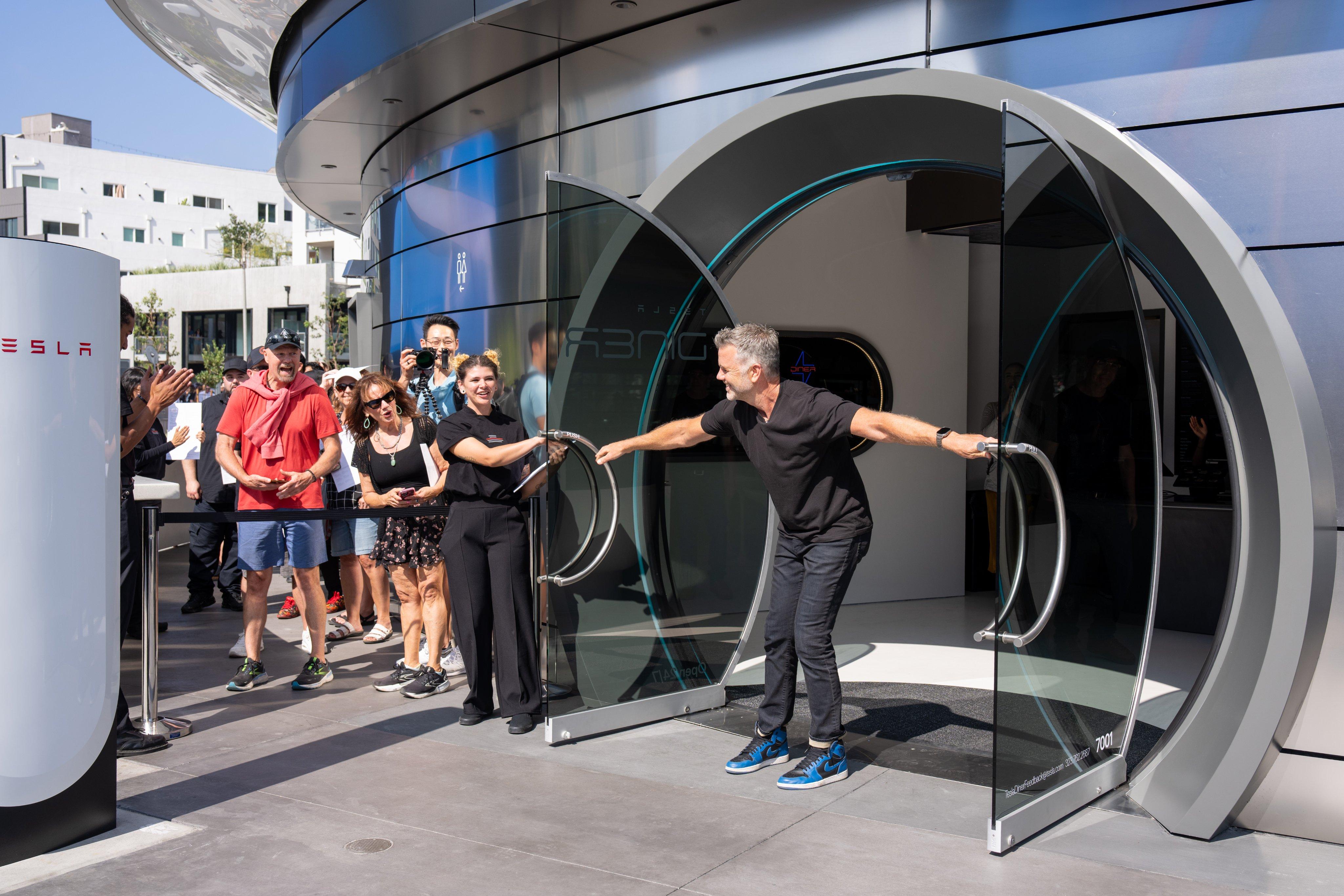 Tesla行政總裁馬斯克(Elon Musk)轉發了感謝顧客首日光顧Tesla Diner的帖文。(Tesla Charging)