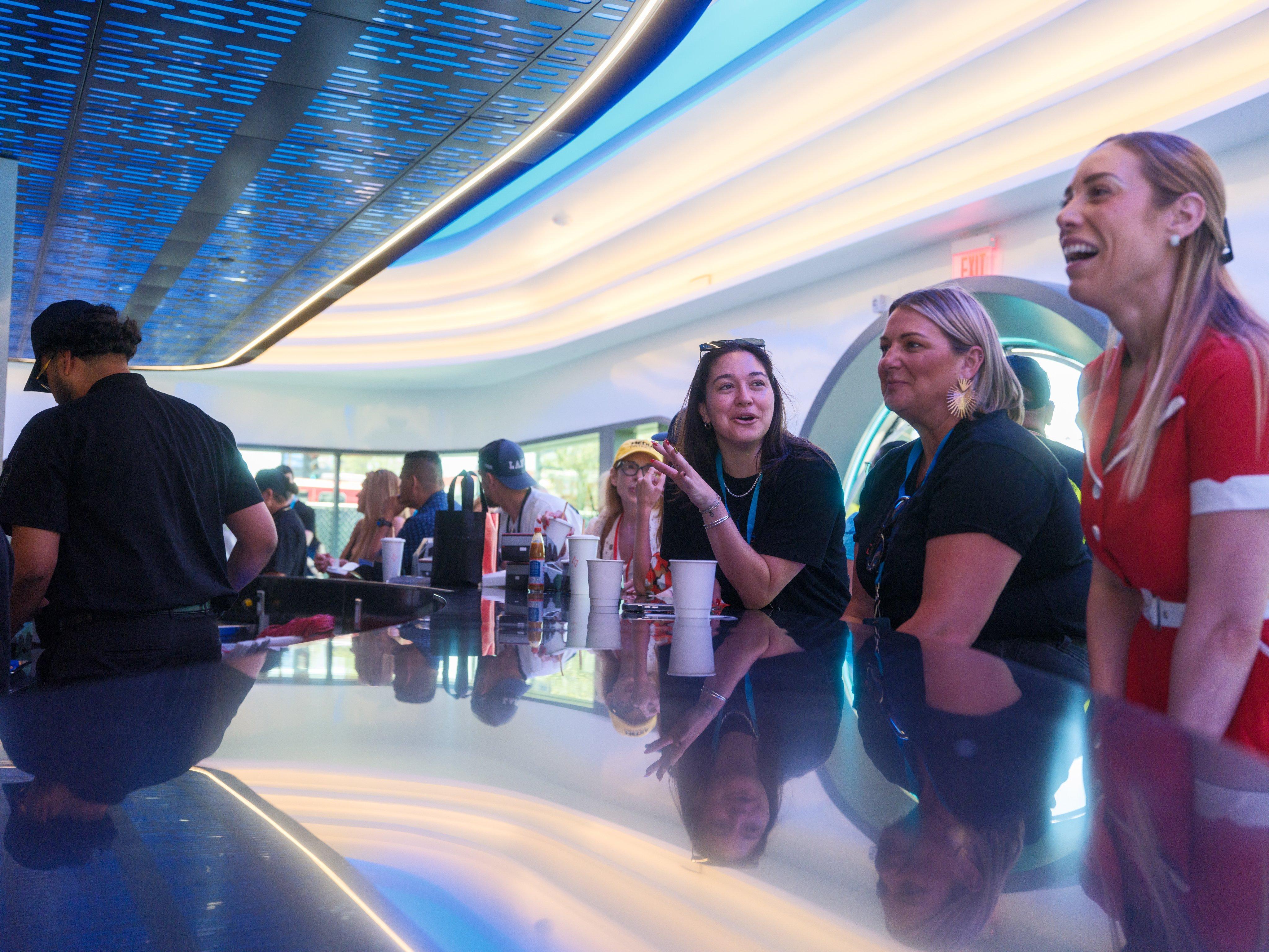 Tesla行政總裁馬斯克(Elon Musk)轉發了感謝顧客首日光顧Tesla Diner的帖文。(Tesla Charging)