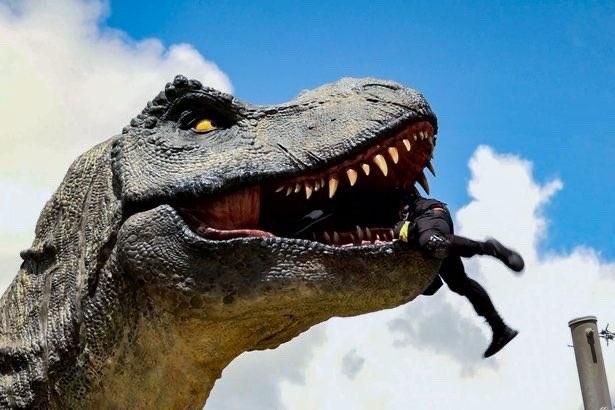 樂園內演員扮被恐龍吃掉。(網上圖片)