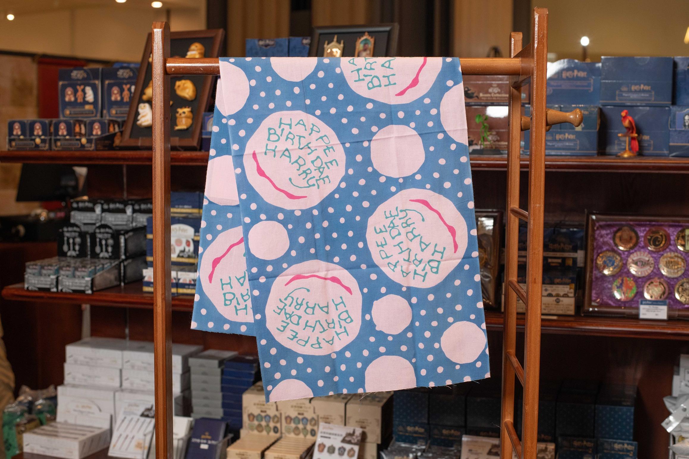 HAPPEE BIRTHDAE HARRY染布(7月25日與日本同步開售) $180:由日本布藝手巾專門店「かまわぬ」(Kamawanu)手工製作,可作頭巾、餐墊或擦拭手巾等,也能裱框作為室內裝飾