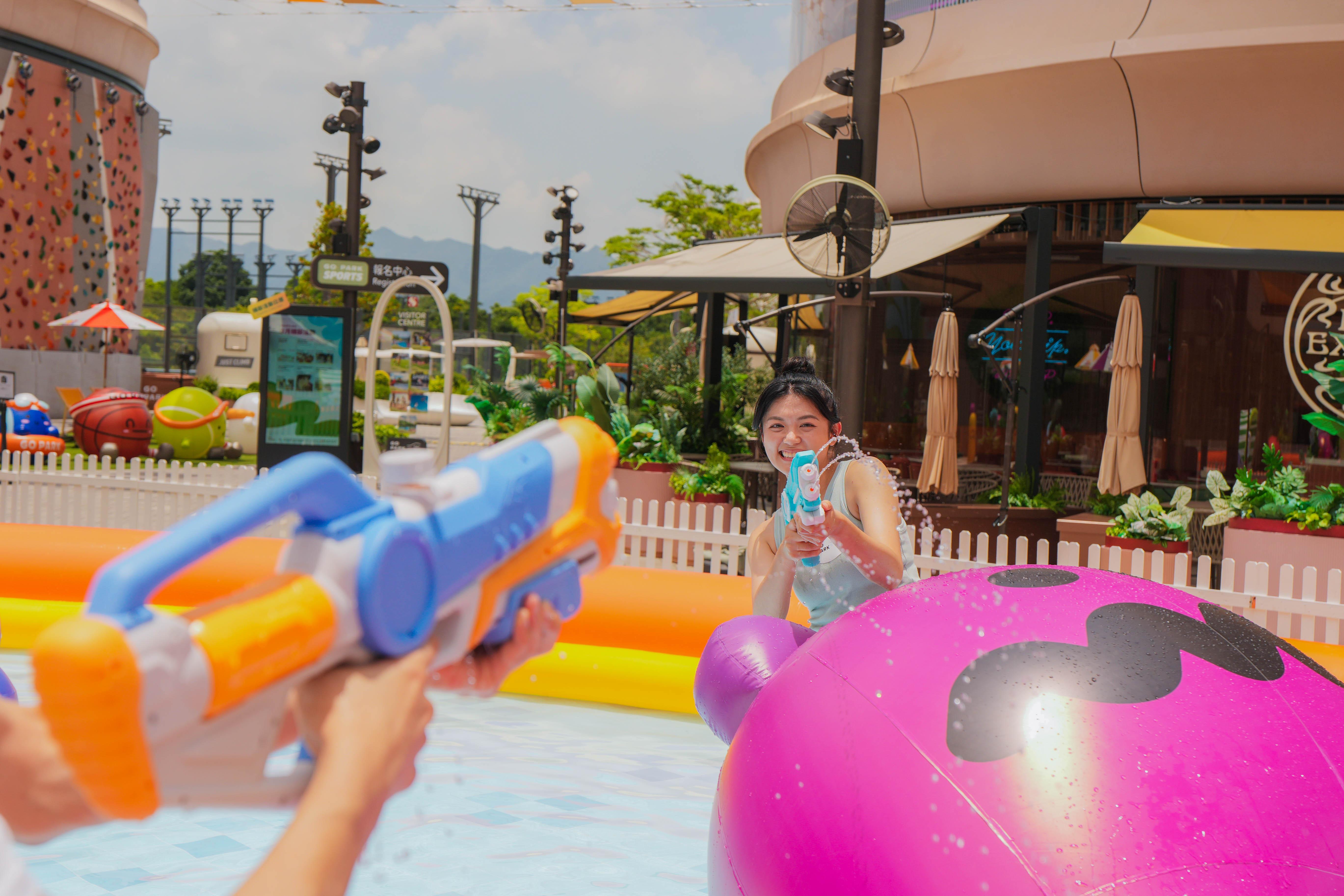 在超矚目的18米寬「GO PARK盛夏巨型充氣水池」舉行夏日水花派對。