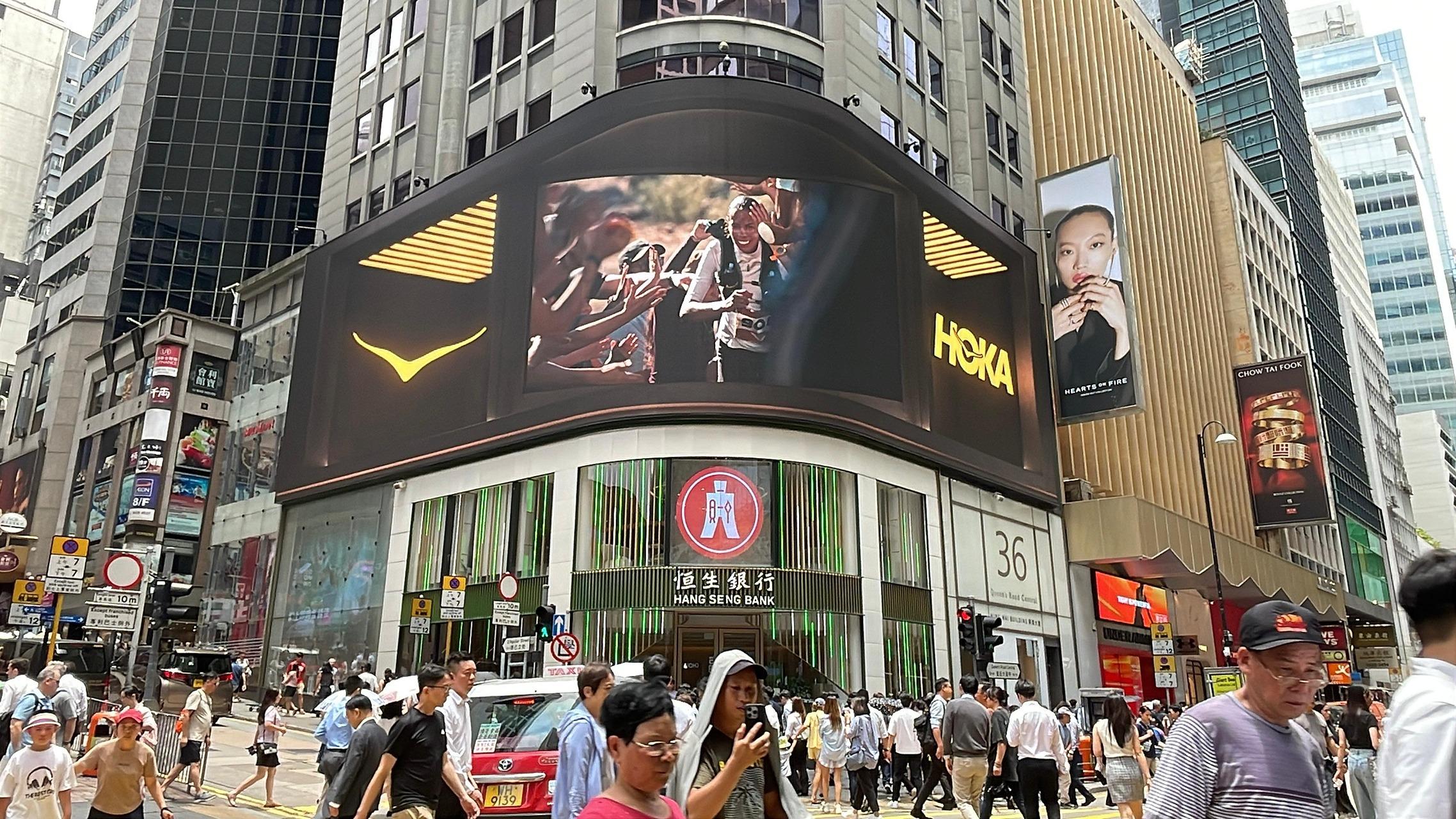 HOKA製作「Together We Fly Higher」主題影片,捕捉跑者與家人、朋友及團隊在跑步旅程中的真摯互動與關鍵時刻。