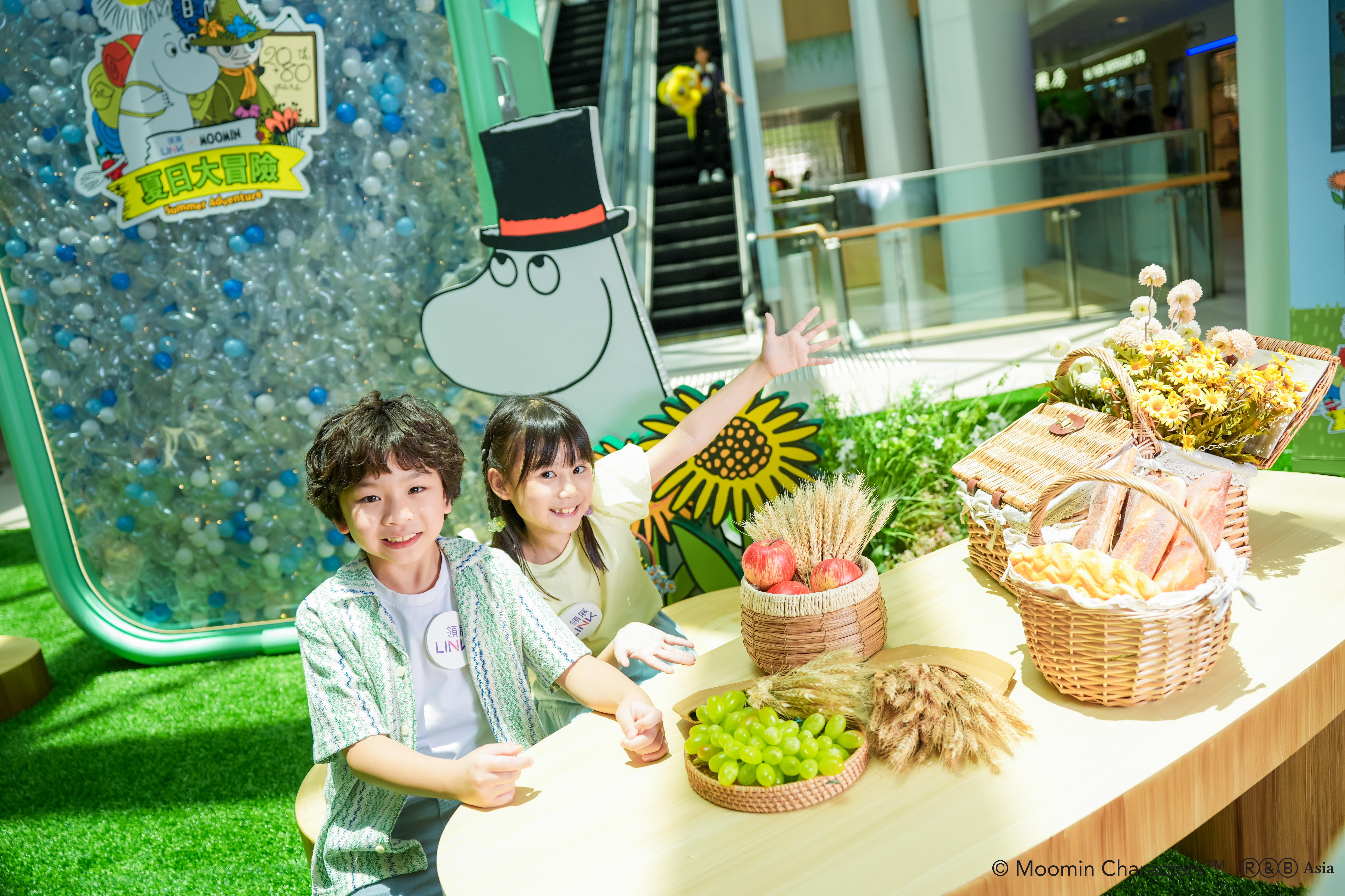 巨型痛袋裝滿可愛姆明,還有姆明繪本打卡相框,讓大家瞬間走進姆明世界,化身童話故事中的主角。