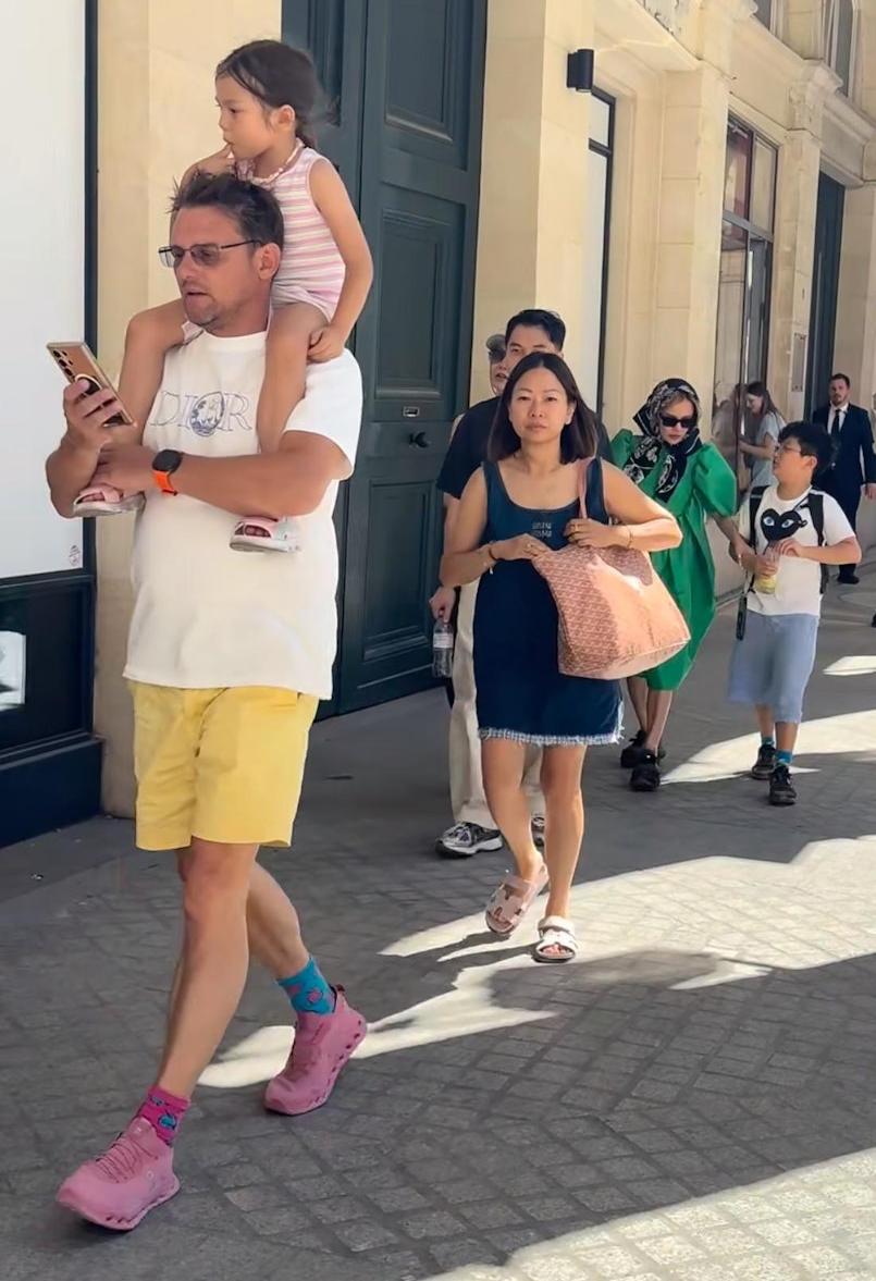 張曼玉被直擊孖神秘年輕男子遊巴黎。