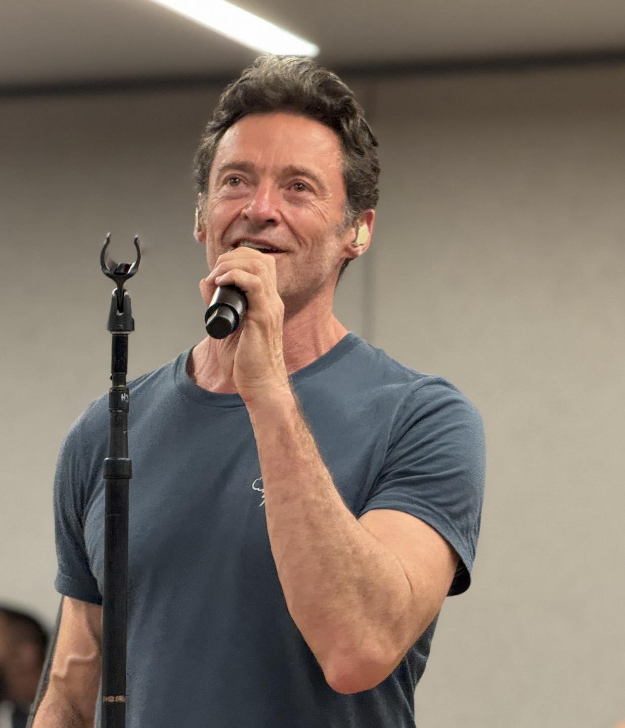 Hugh Jackman坦誠演音樂劇《美女與野獸》時,因喝太多水而瀨尿。