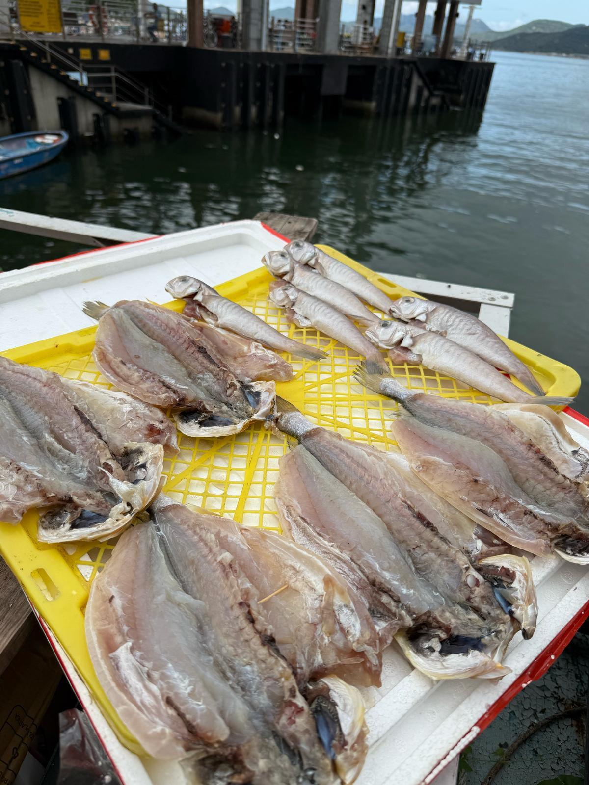 馬友撒上粗鹽醃製數小時,在坪洲進行。(相片由囍筷大排檔提供)