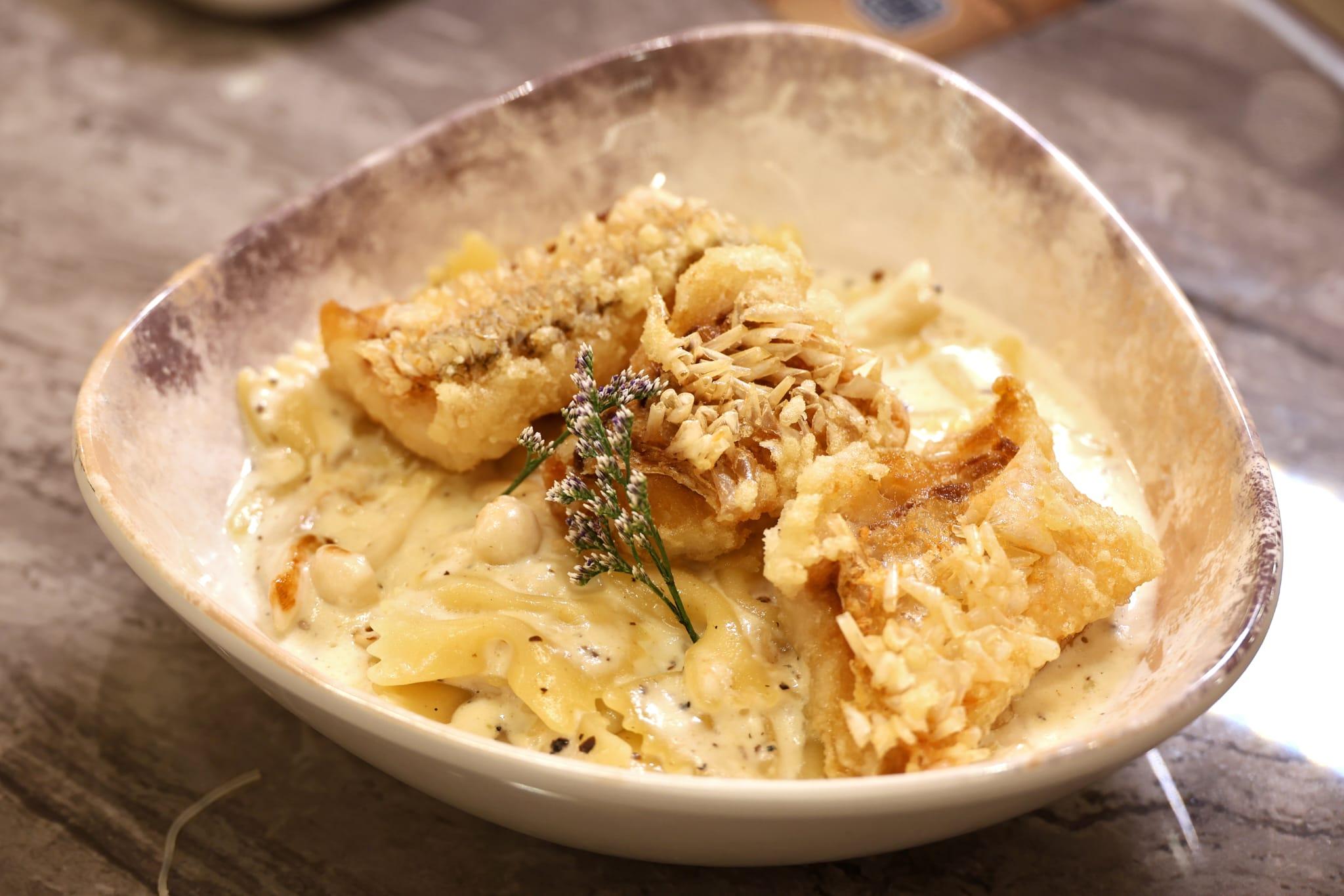 甘鯛立鱗燒伴黑松露忌廉汁(放題A及B)做法仿高級日本料理,不算勁脆;忌廉汁較厚膩。