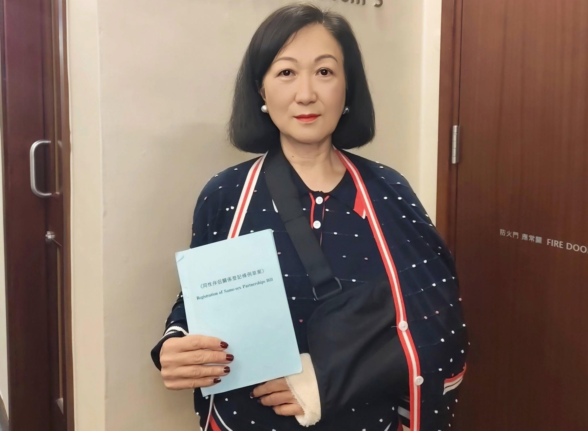 葉劉晨運不慎跌倒,左手骨裂打石膏繼續開會