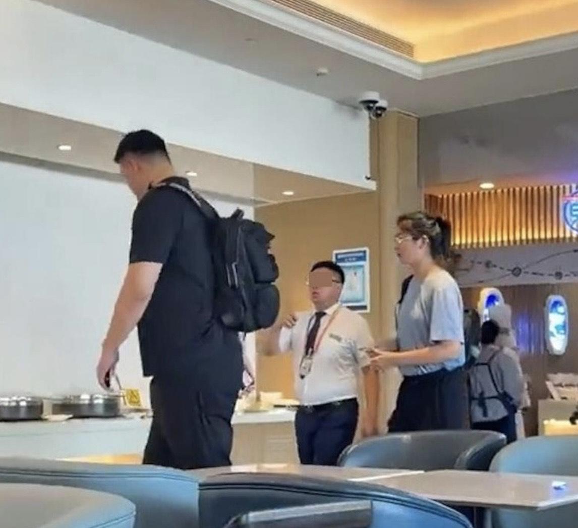 姚沁蕾非常乖巧,全程跟在爸爸姚明身後。