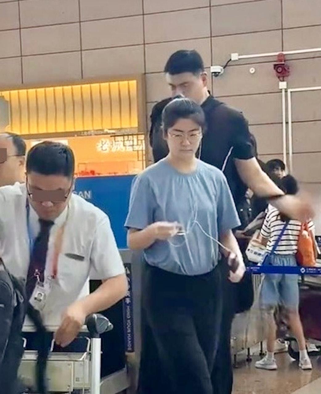 姚沁蕾逼近2米「高人一等」跟爸爸十足餅印。