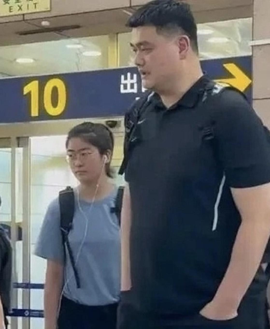 姚明15歲女兒姚沁蕾罕有曝光 。