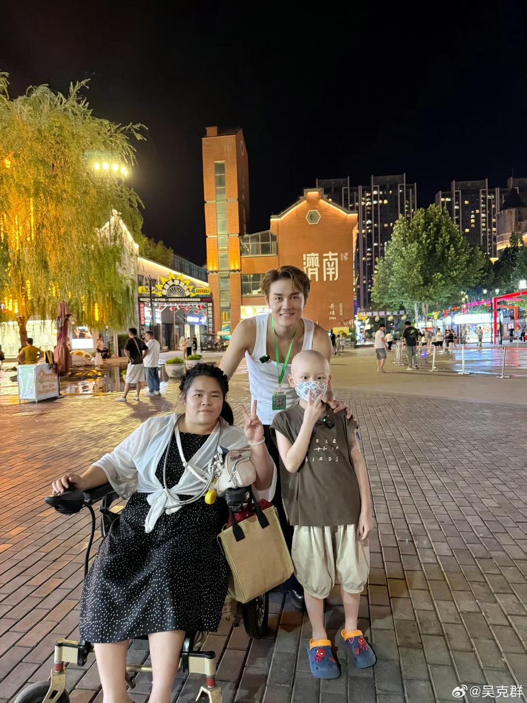 吳克群街頭為患病母子賣花。