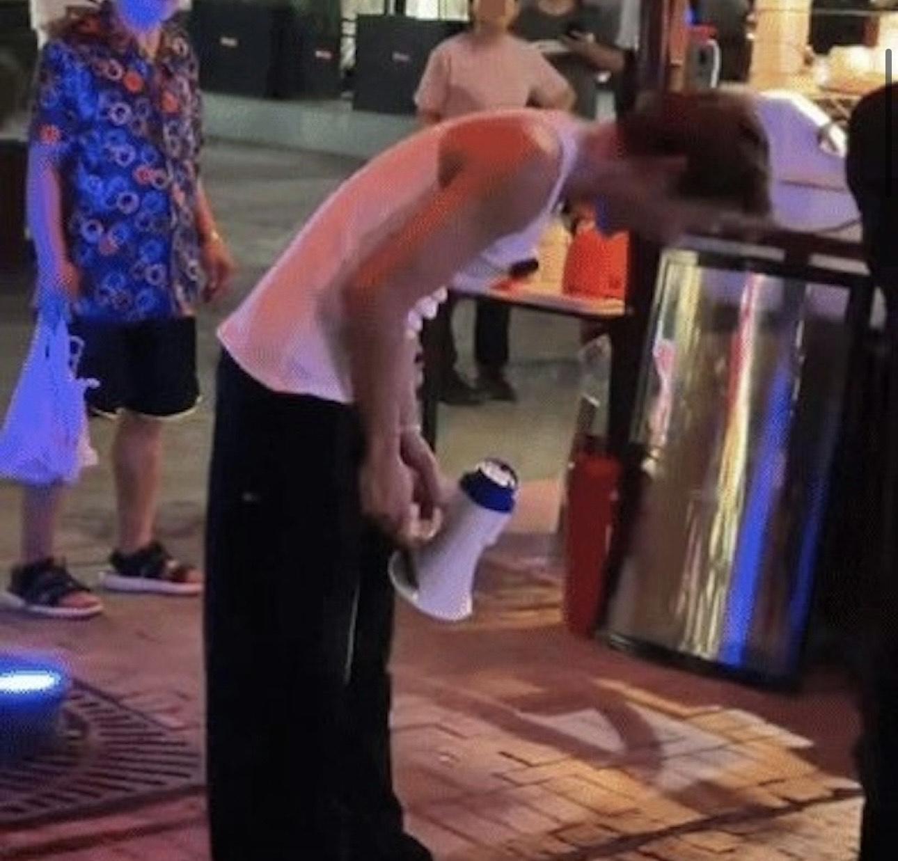 吳克群向買花的熱心人士禮貌答謝。