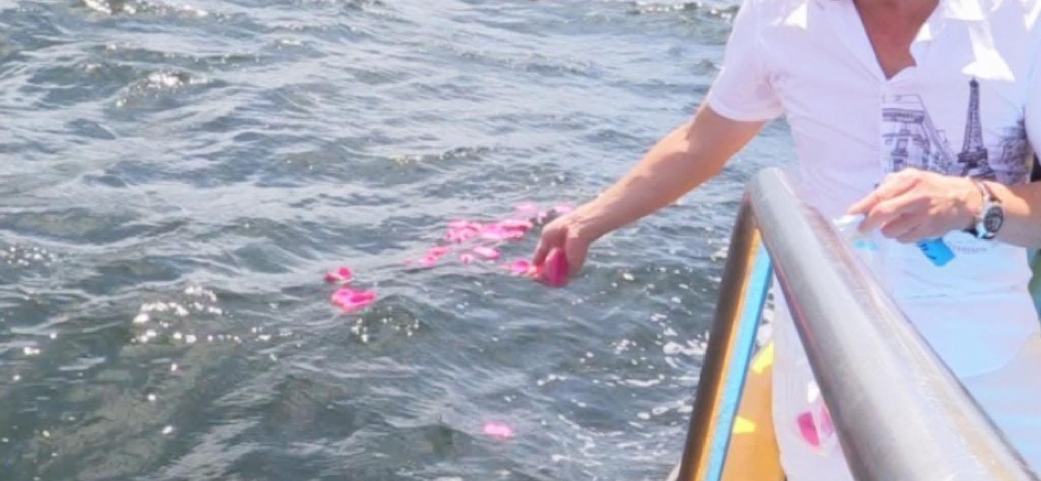 艾威將亡妻骨灰撤入大海 。