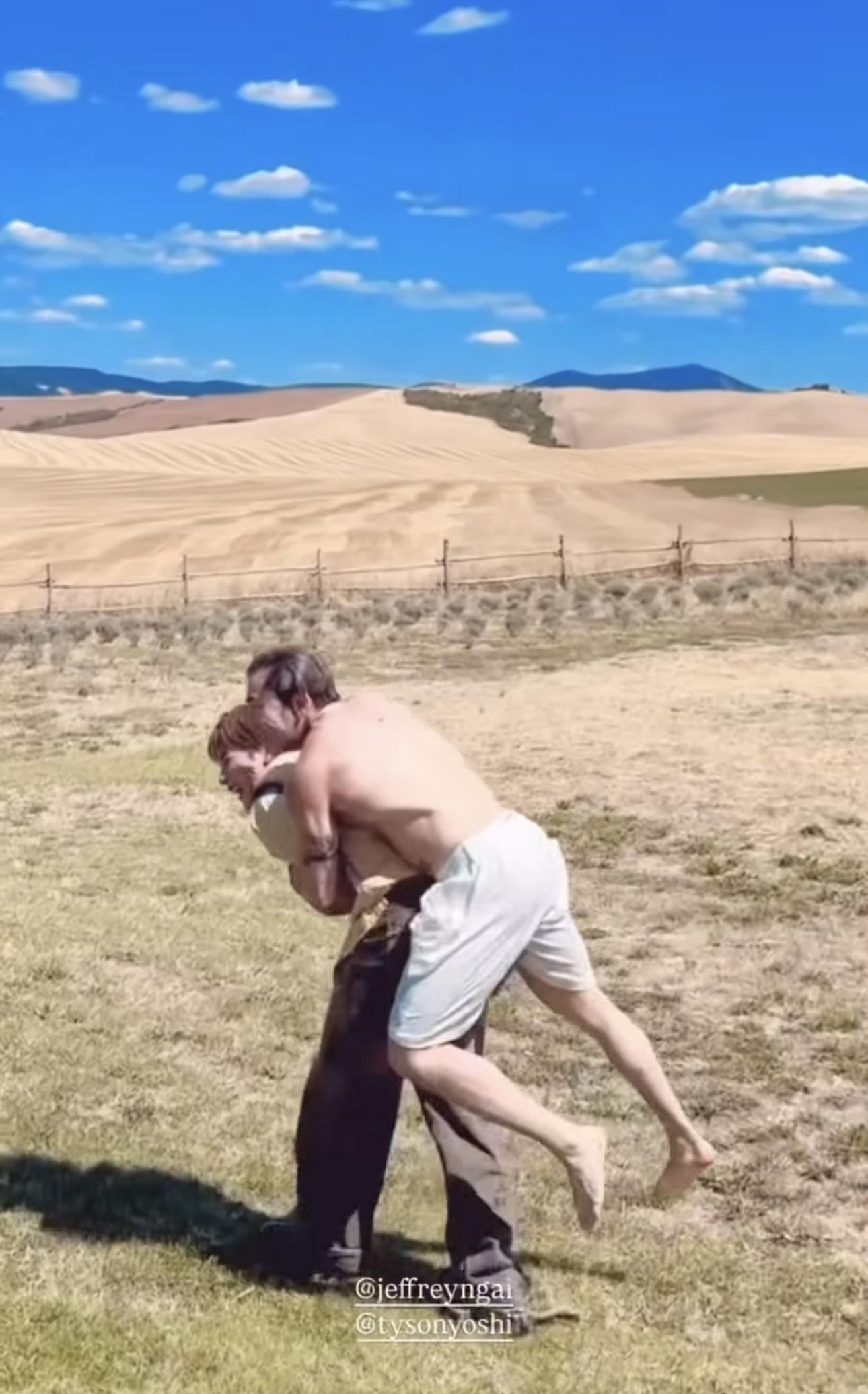 Tyson Yoshi跳上魏浚笙背脊玩得盡興。