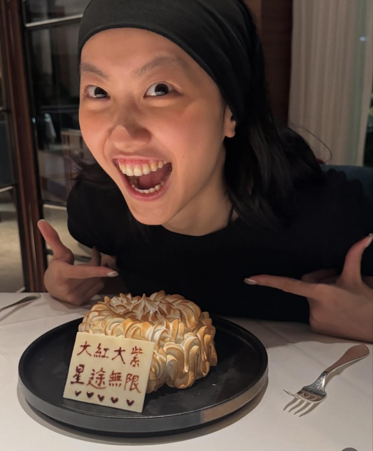 陳康堤收到一個蛋糕,寫上「大紅大紫, 星途無限」。