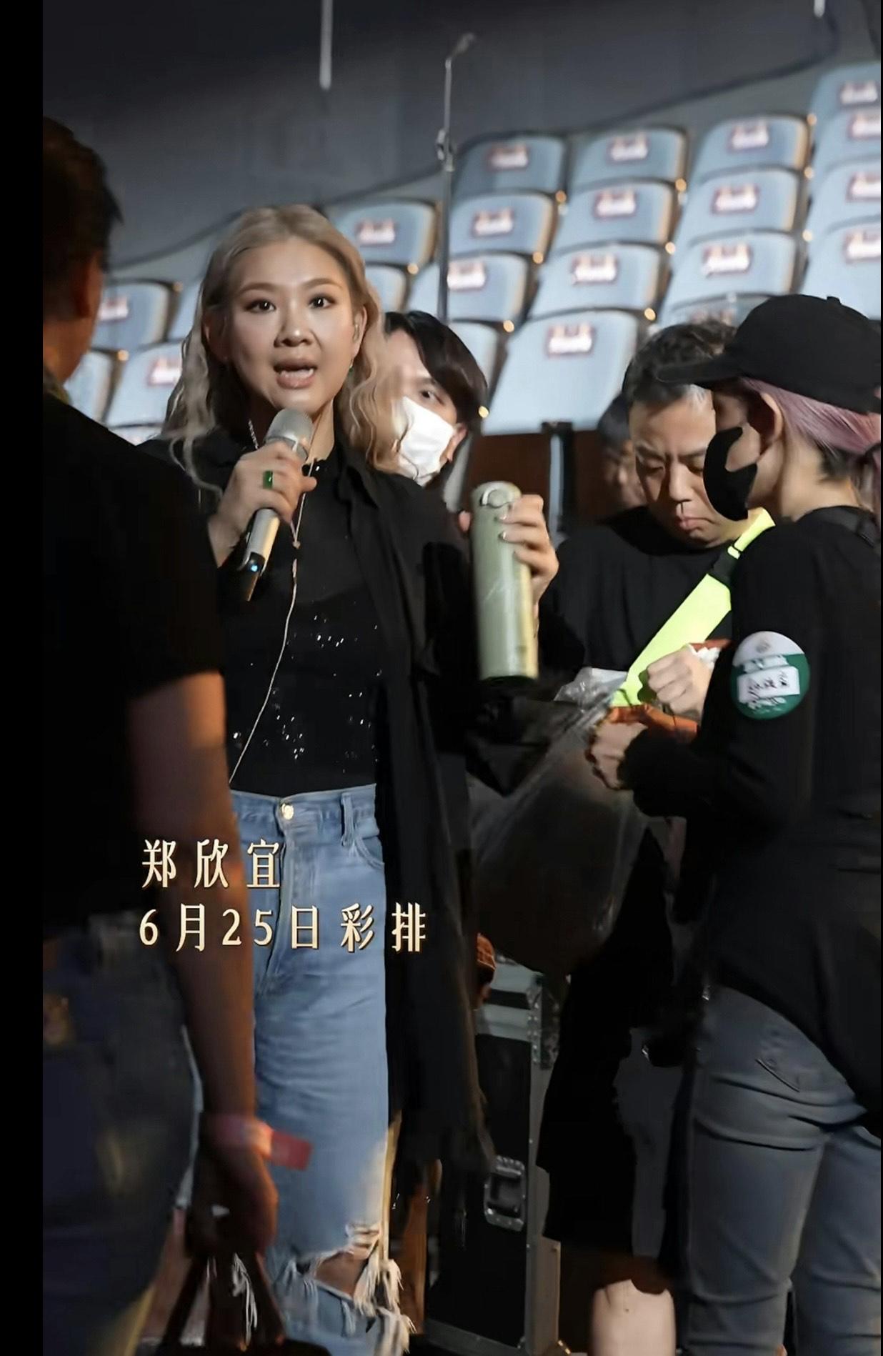 早前欣宜為節目進行綵排。