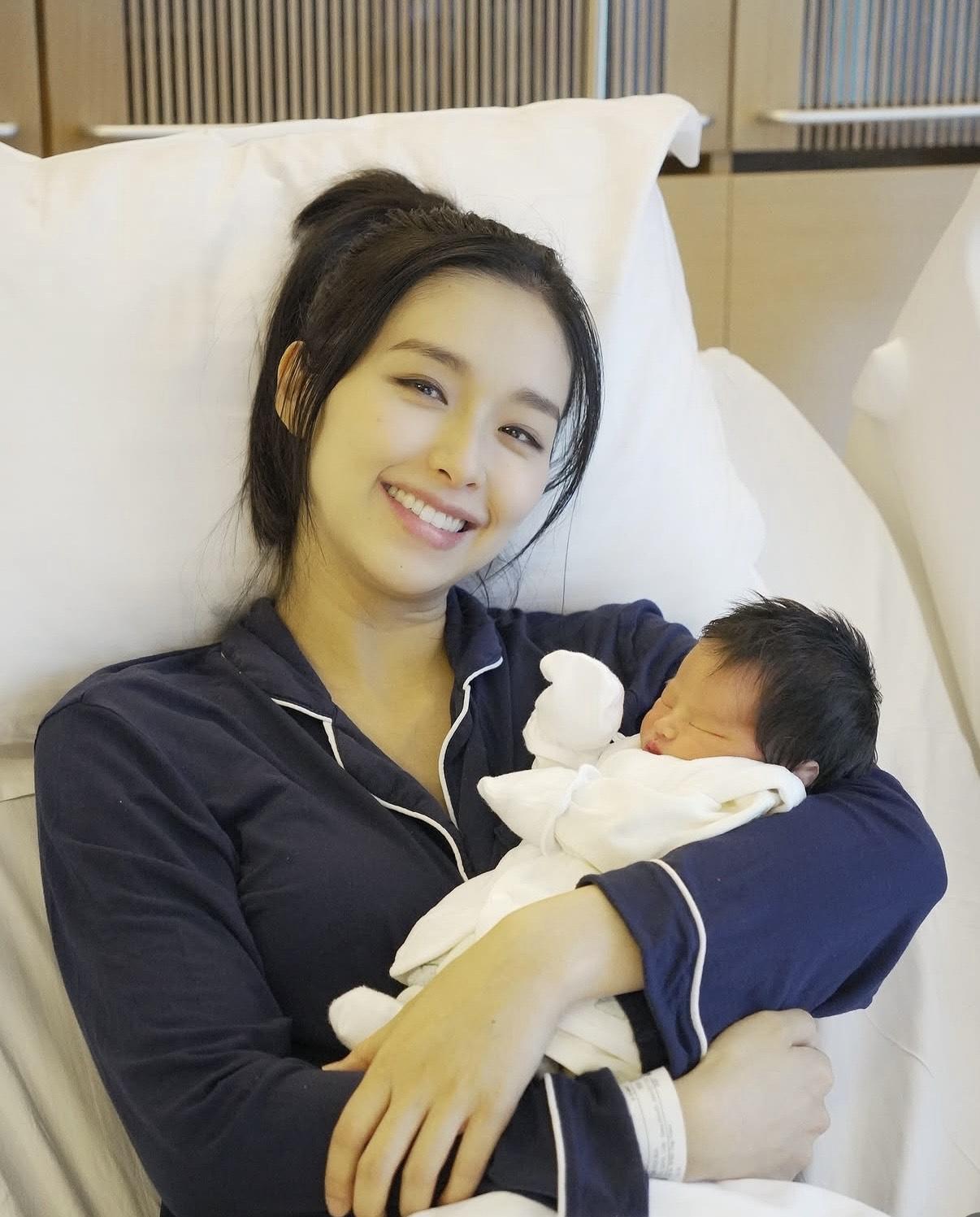 Jumbo 抱著BB ,流露出幸福人母的笑容。