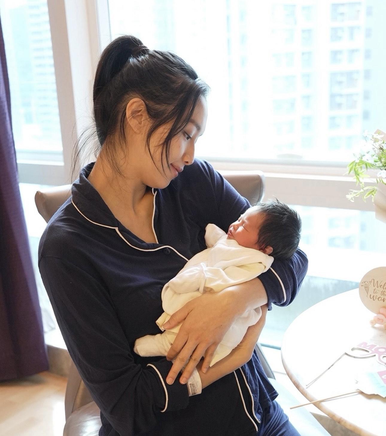 Jumbo 抱著BB ,流露出幸福人母的笑容。