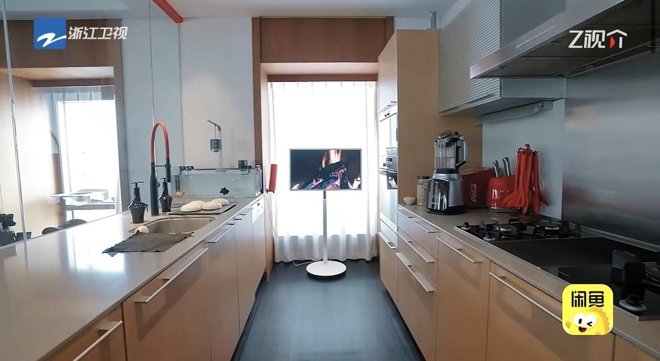 廚房擺放了一部電視,設施一應俱全。
