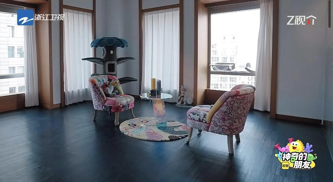 飯廳打造成休閒娛樂區,只放了兩張單人梳化及一張細圓枱,鍾欣潼透露將會改造成麻雀區。