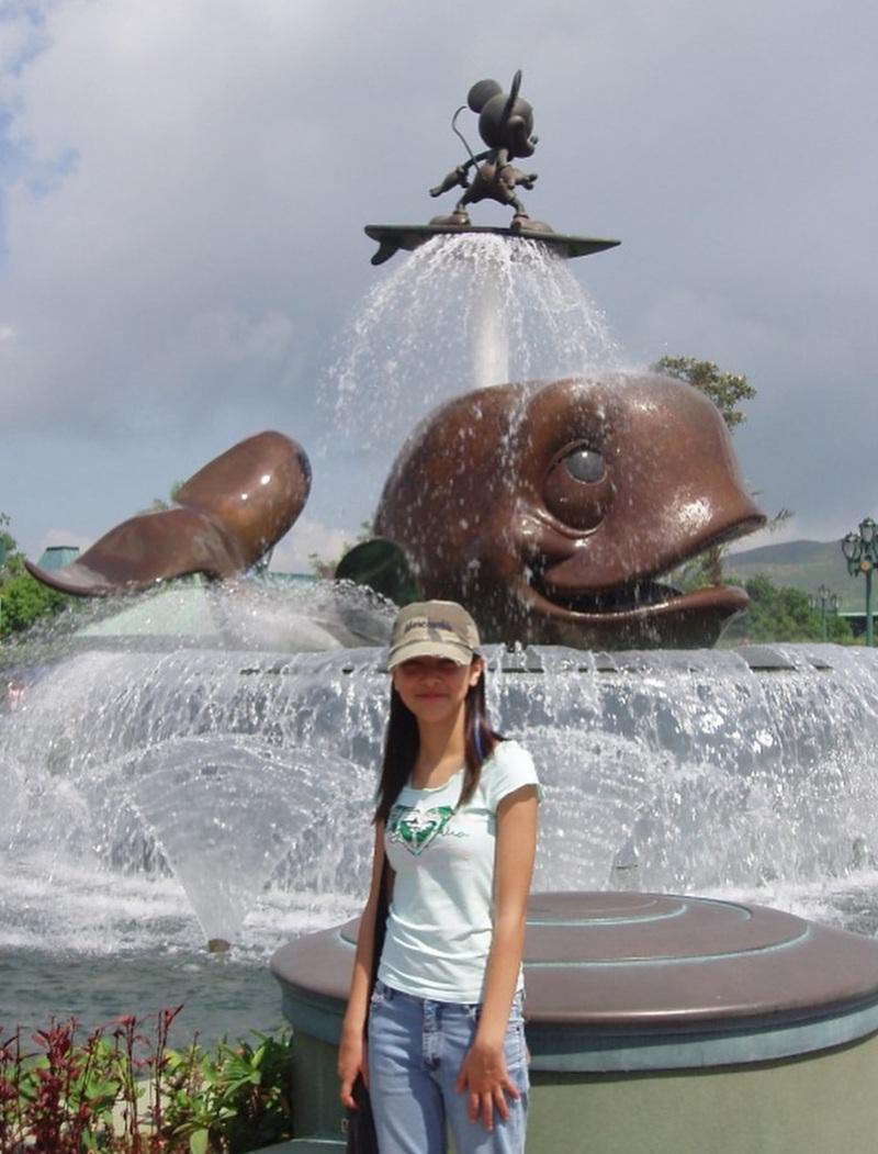 Grace父send相,提醒她14歲那年也去過迪士尼玩。