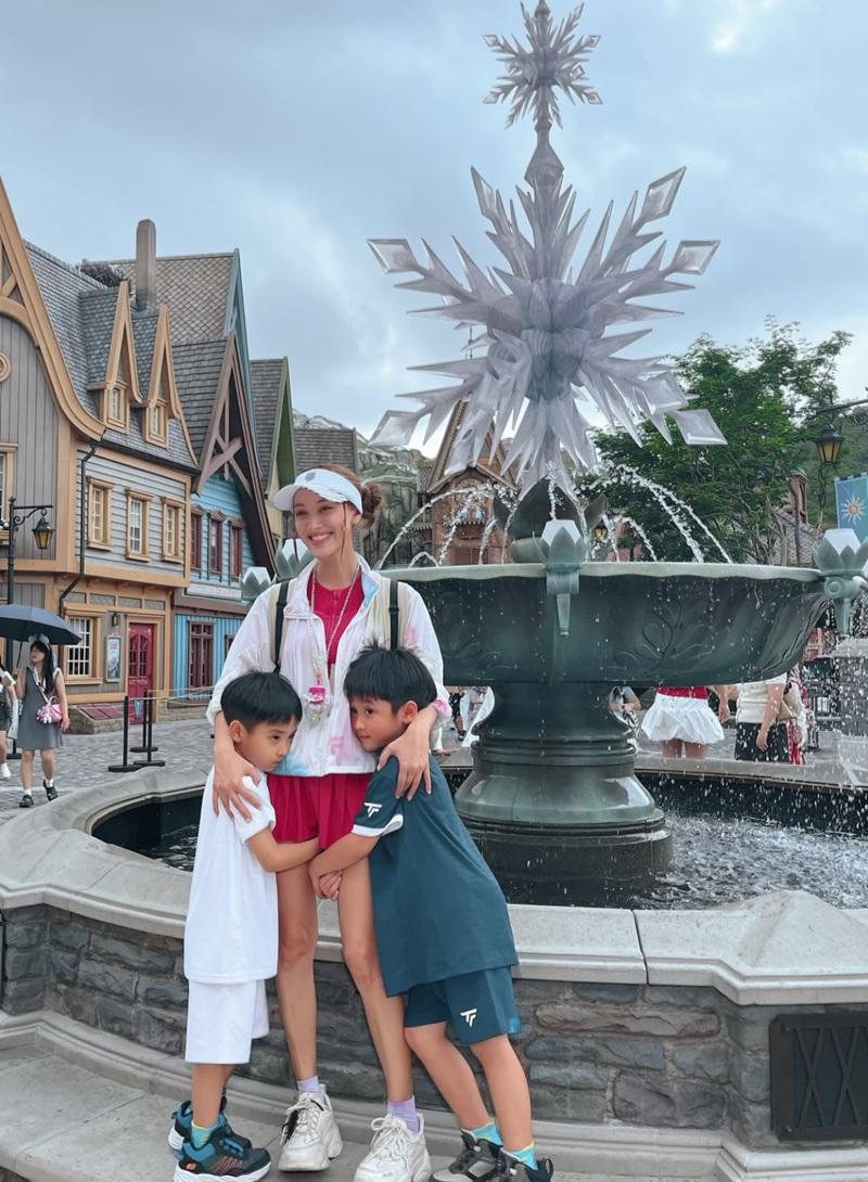 與兩位囝囝遊園,享受母子樂。