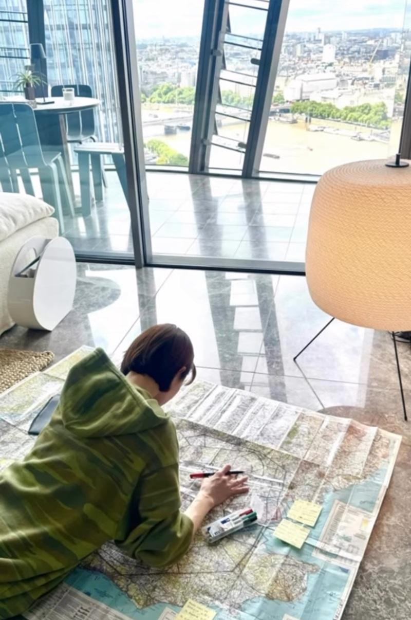 考取飛行執照更需學習大量航空知識。