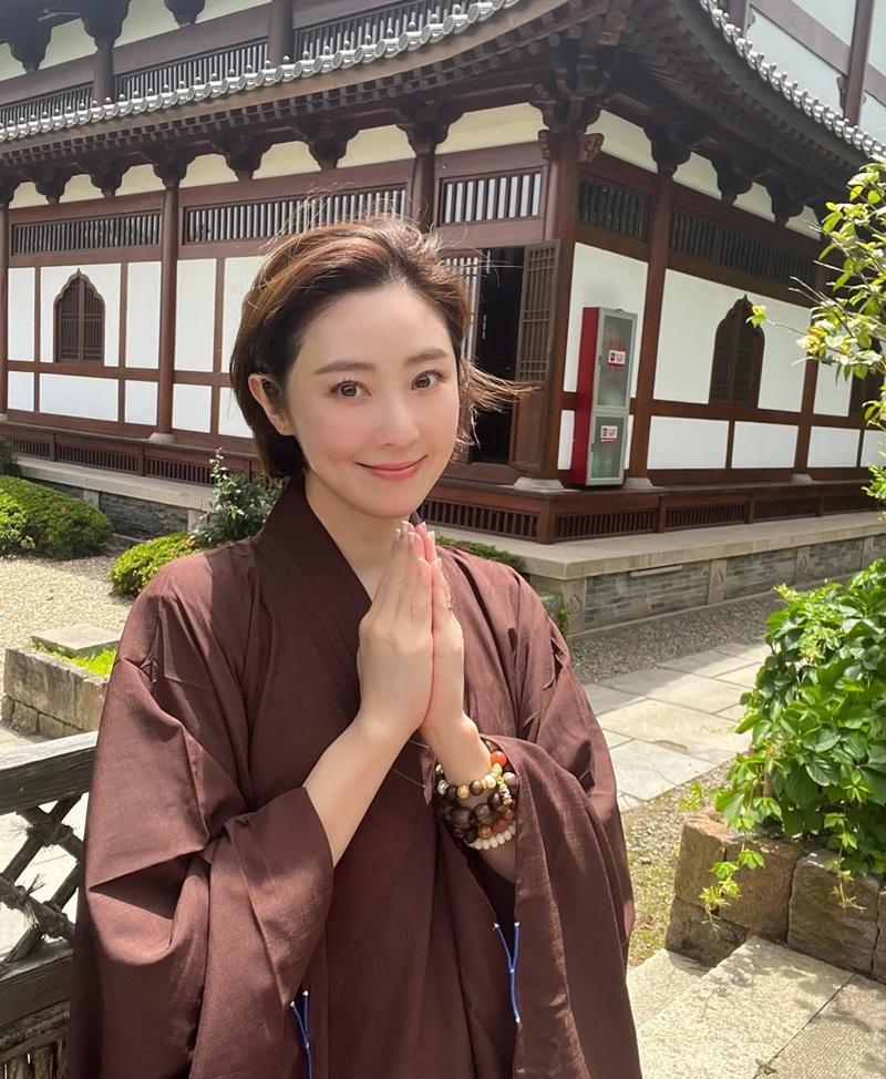 空餘時間當然是參與慈善活動。