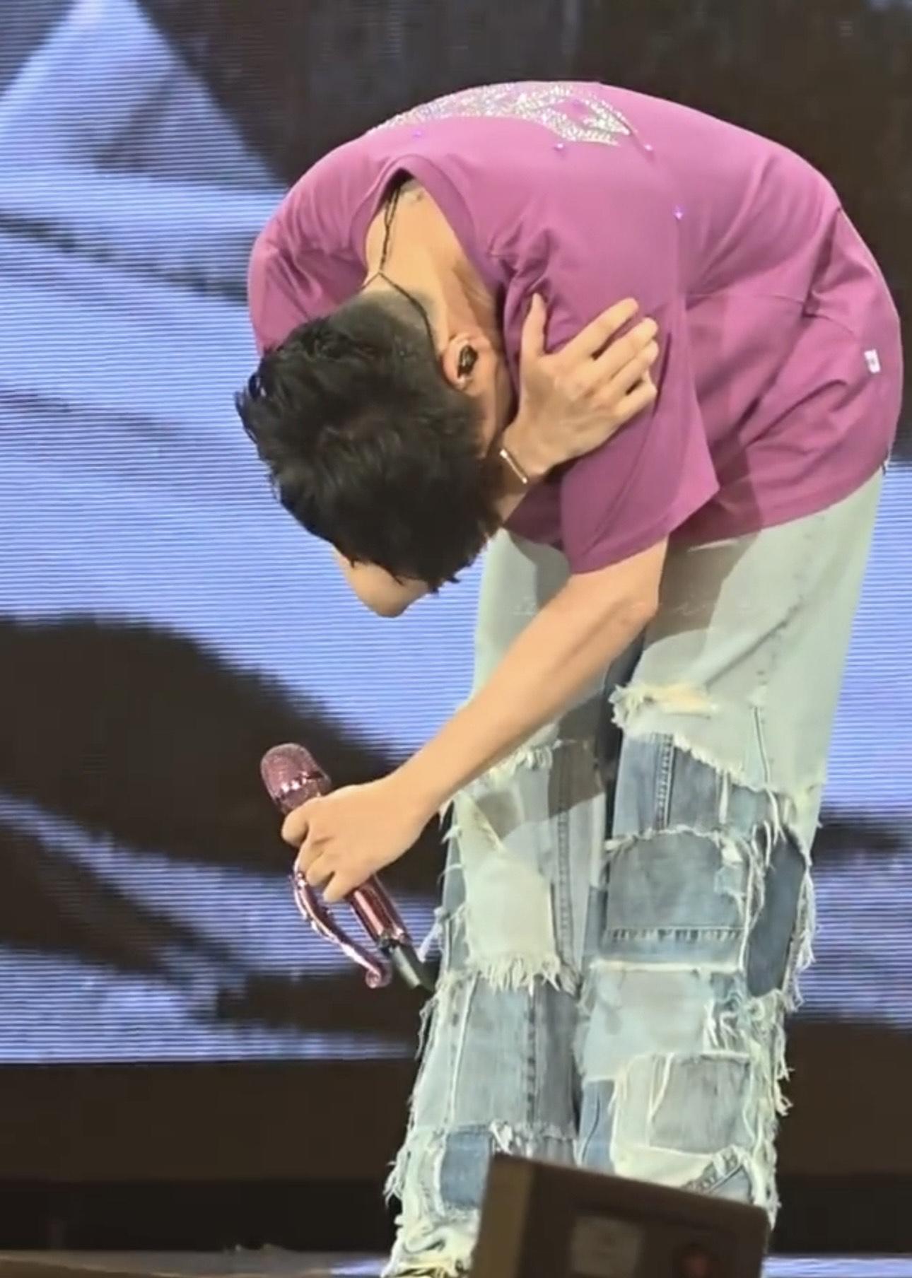 林俊傑台上疑突「劇痛彎腰」。