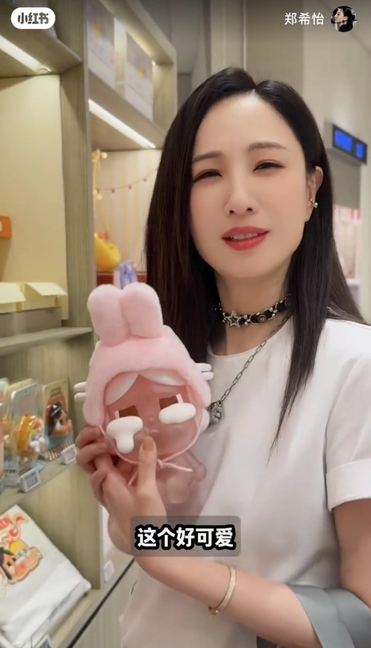 鄭希怡近年長駐內地發展,人氣不俗。