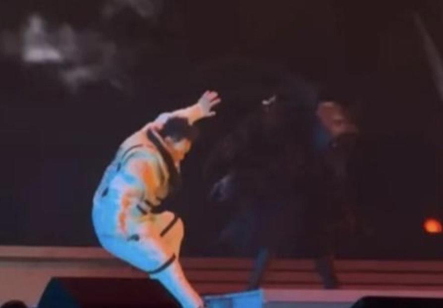 陳奕迅北京演唱會踩空向後跌。