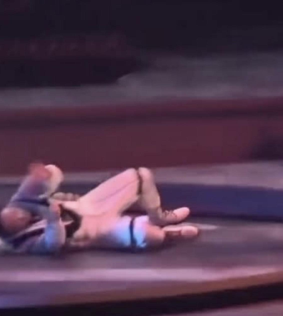 現場發出巨響嚇窒觀眾。