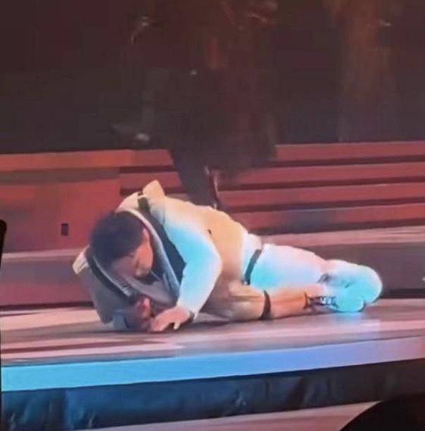 陳奕迅表演過程中因過度投入,未注意舞台台階。