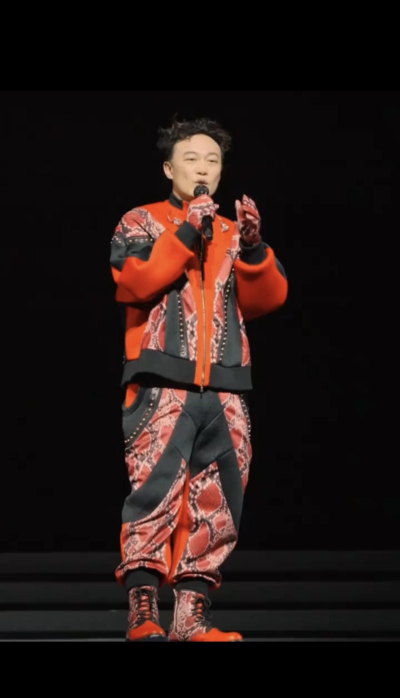 陳奕迅跌倒後非常鎮定,秒速站起來完成整場演出。