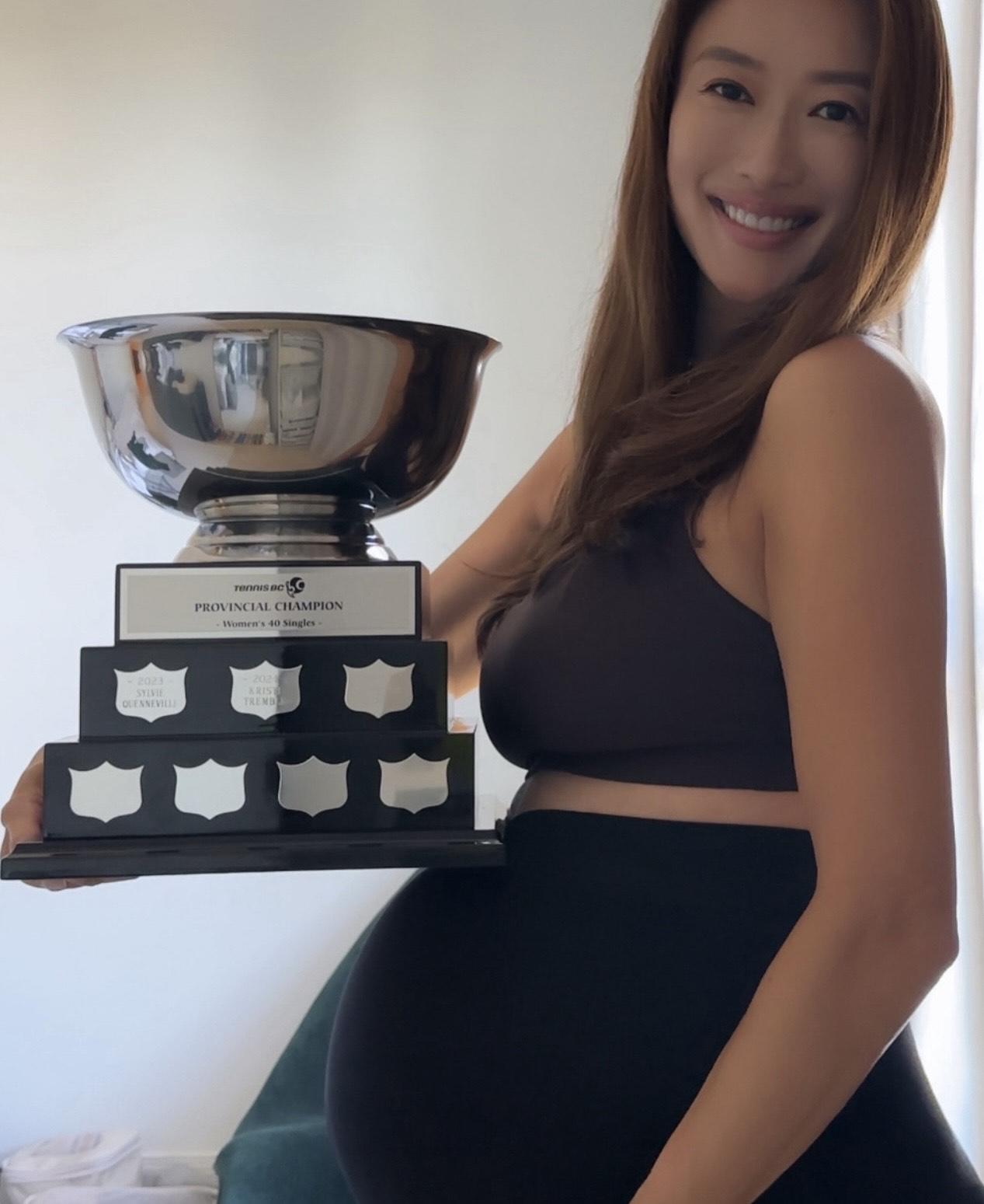 謝婷婷曬出用超級巨肚頂獎盃的靚相。