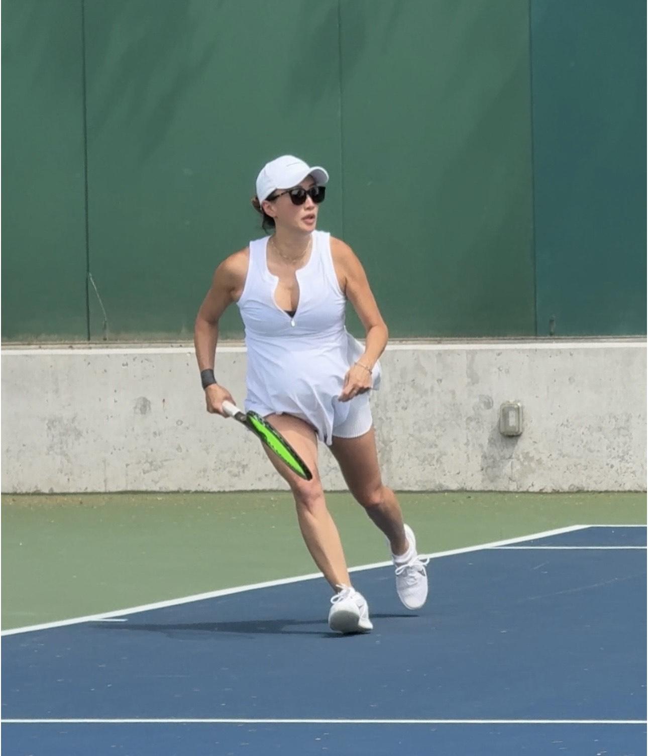 謝婷婷挺巨肚勇奪兩大網球賽冠軍。