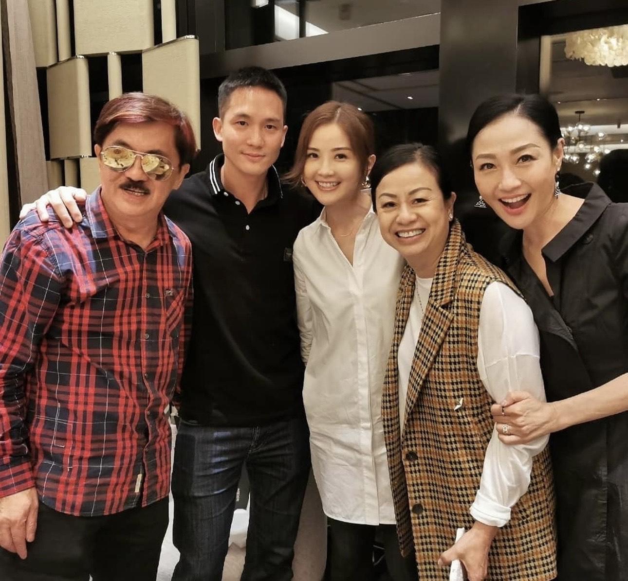 2023年有指港姐季軍梁超怡介入,令阿Sa與富三代「百億麻雀館太子爺」石恆聰結束6年情。