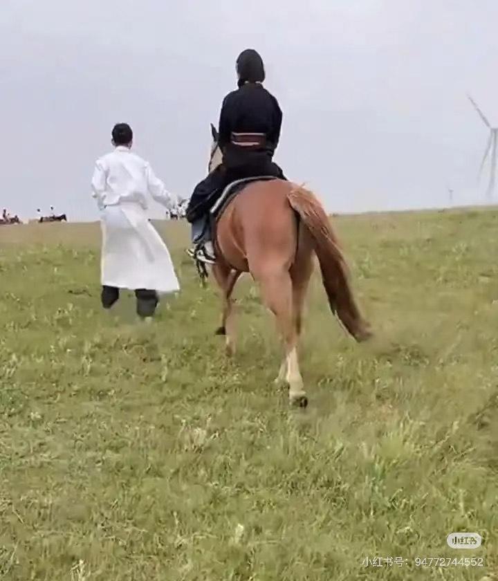 上星期「一家四口」被拍到現身內蒙古草原遊玩。