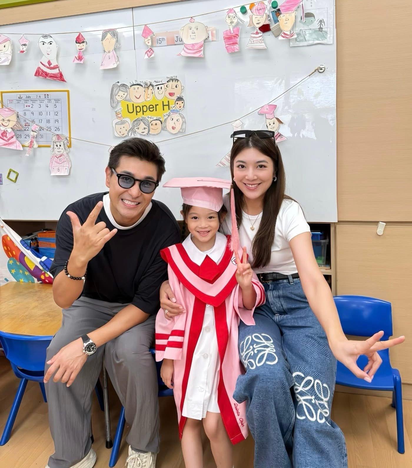 陳展鵬和單文柔在小豬比幼稚園最後的上課天,齊齊親自到學校接放學。