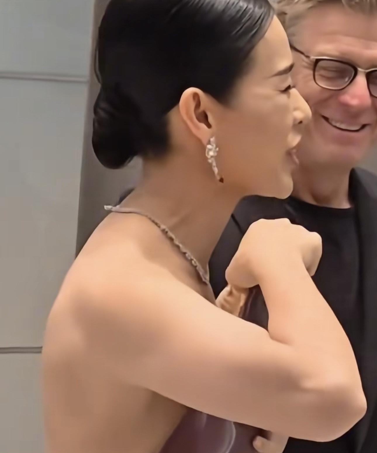 胡杏兒一邊傾偈,一邊掹住條裙狂拉胸口位置,場面尷尬。