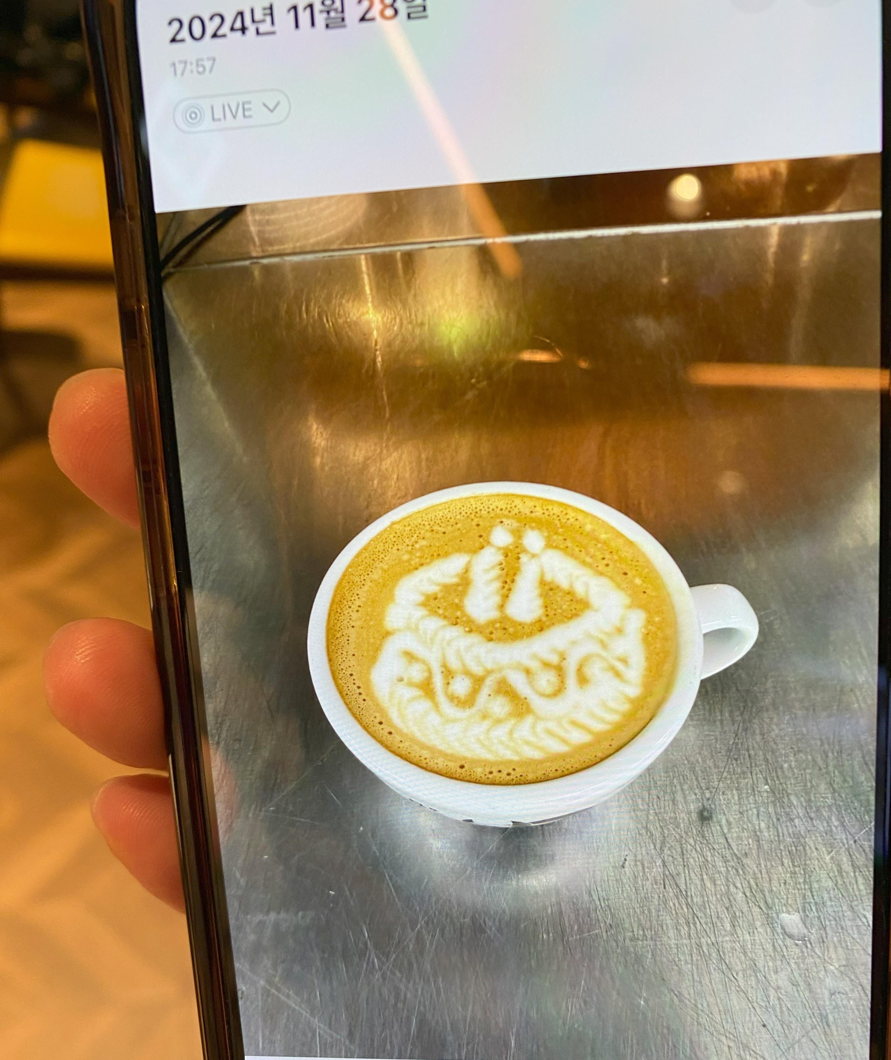 Hiuki的手提儲存了曾經拉過的生日蛋糕咖啡圖案(Hiuki提供相片)